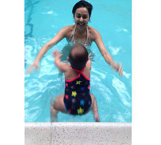 Ольга Шелест начала учить Музу плавать, когда той еще не было и месяца. Фото: Instagram.com/olgashelest. 