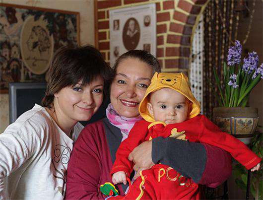 Наталья Бондарчук с дочерью Машей Бурляевой и внуком Артемием. Фото: Facebook.com.