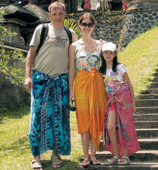 Перед входом в храм Денис, Фарида и София облачились в импровизированные юбки.