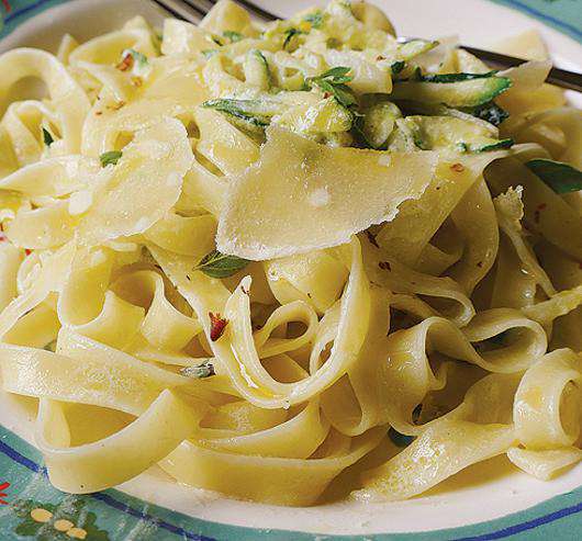 Паста с цукини, пеперончино и мятой.