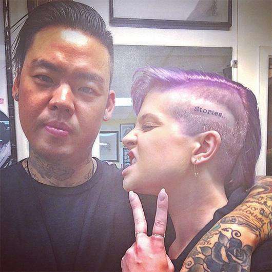 Келли Осборн со своим татуировщиком. Фото: Instagram.com/kellyosbourne.