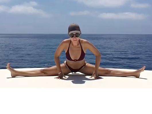 Шпагат Ксении Собчак. Фото: Instagram.com/xenia_sobchak.