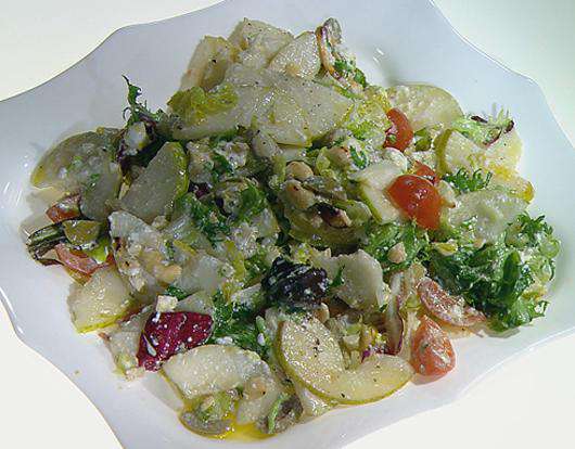 Салат с грушей, фетой и кешью. Фото: материалы пресс-служб.