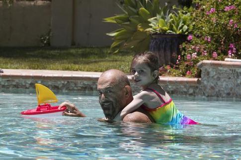 Михаил Шуфутинский научил внучку плавать