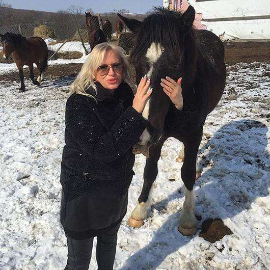 Наталие Гулькиной подарили коня. Фото: материалы пресс-служб.