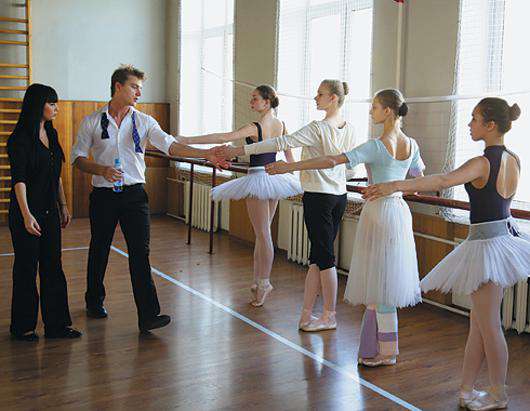 Юные балерины из училища при Большом театре отработали сцену с первого дубля. 