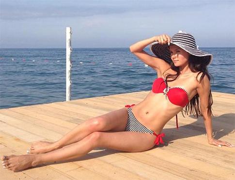 Катя Ли устроила фотосессию в бикини
