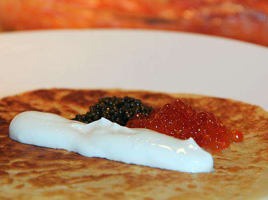 Блины с икрой на Масленицу.