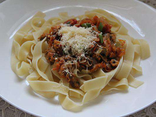 Паста с мидиями и овощами.