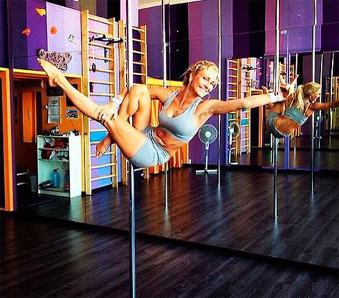 Катя Гордон освоила танец у шеста