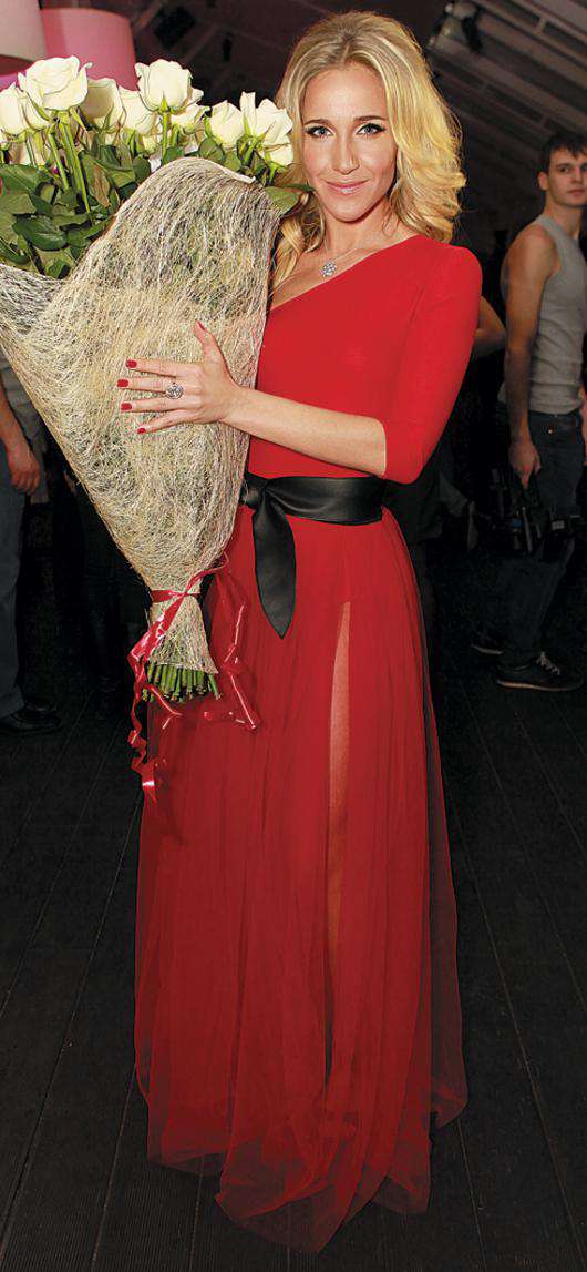 Платье по эскизу Юли Ковальчук сшил дизайнер Вадим Мерлис, с которым певица активно сотрудничает. По признанию звезды, оно получилось немного провокационным. 