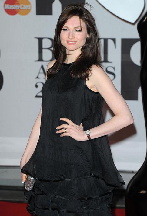 Софи Эллис-Бекстор борется с Интернетом