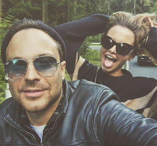 Алексей Чадов опубликовал селфи с симпатичной блондинкой. Фото: Instagram.com/alexeychadov.com.