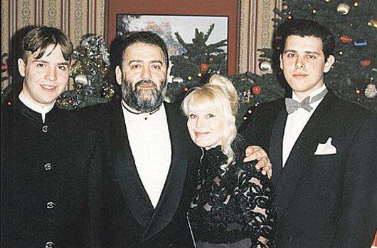 Михаил Шуфутинский с женой и сыновьями. Фото: материалы пресс-служб