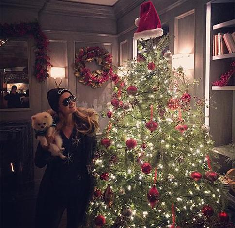 Merry Christmas: как Хью Джекман, Пэрис Хилтон и Виктория Бекхэм украсили елки