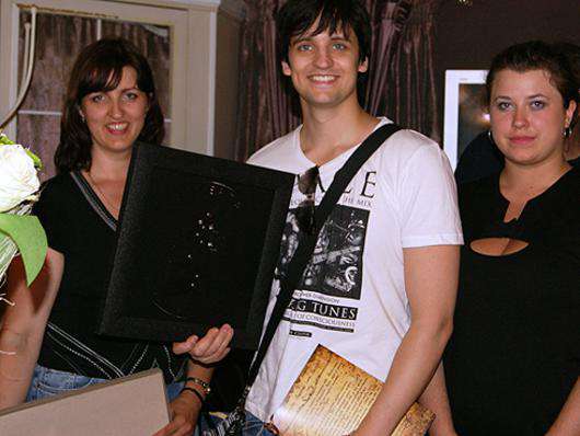 Дмитрий Колдун с поклонницами. Фото: личный архив певца.