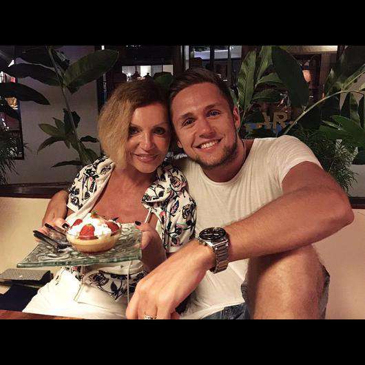 Влад вместе со своей мамой, которая на Бали как раз отметила свой день рождения. Фото: социальные сети