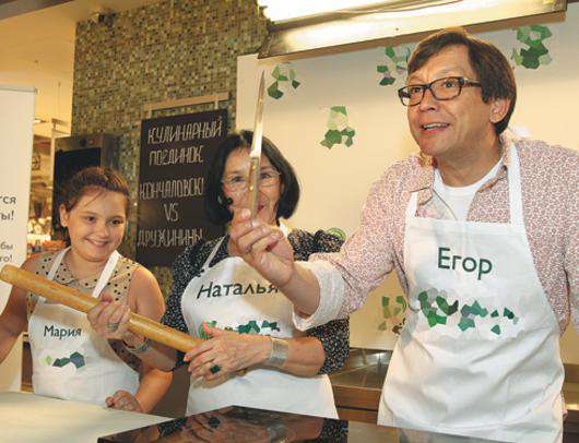 Егор Кончаловский с семьей.