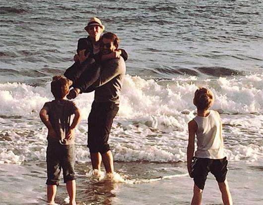Бритни Спирс с сыновьями и новым возлюбленным Чарли Эберсолом. Фото: Instagram.com/britneyspears.