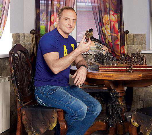 Резные шахматы достались в наследство от отца – дрессировщика Вальтера Запашного. Он был отличным шахматистом. 