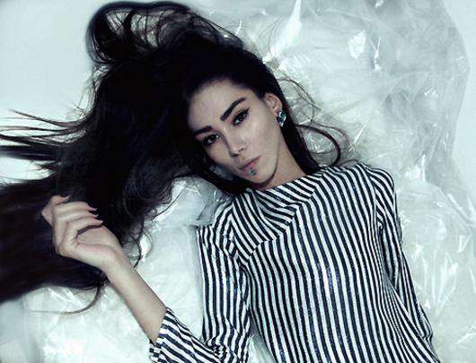 Как правильно носить блестящую одежду? Фото: материалы пресс-служб.