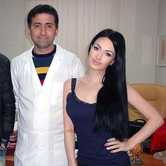 Евгения Феофилактова с пластическим хирургом. Фото: Instagram.com/zhenechkaguseva.