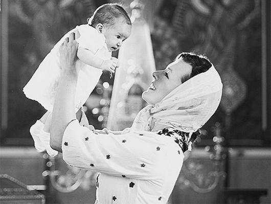 Милла Йовович крестила дочь пол именем Дарья. Фото: Instagram.com/millajovovich.