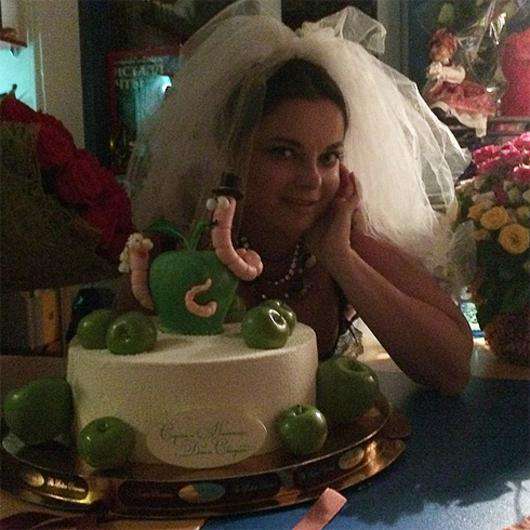 Наташа Королева с праздничным тортом. Фото: Instagram.com/natellanatella.