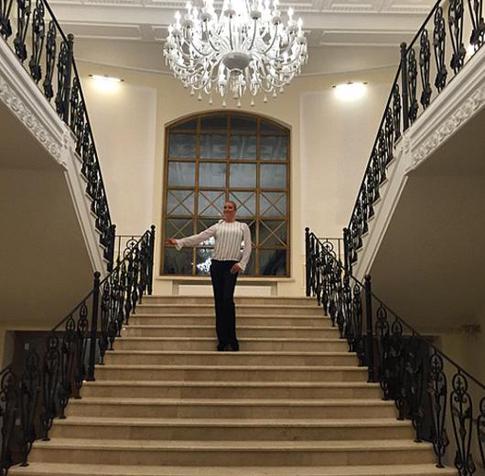 Волочкова переезжает в новый особняк и принимает подарки