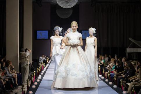 Лучшие платья с недели свадебной и вечерней моды