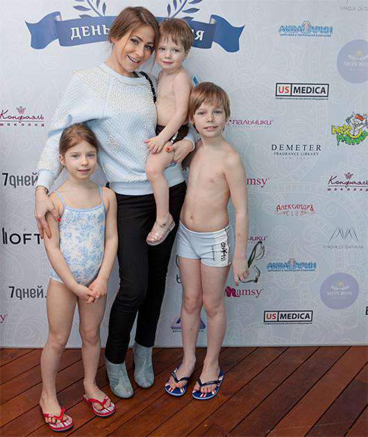 Юлия Барановская с детьми.