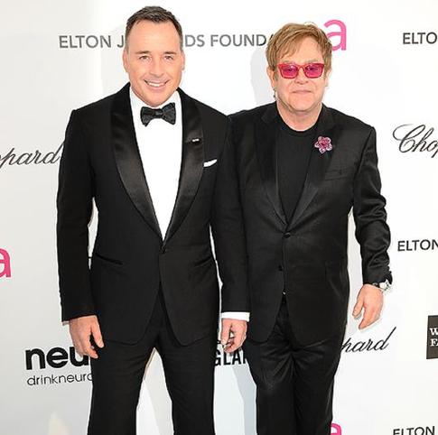 Элтон Джон снял номер для своих очков