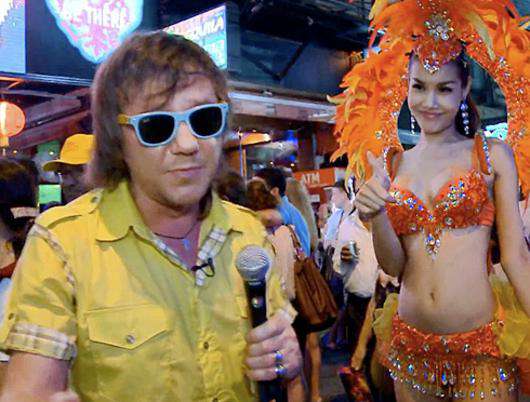 Михаил Гребенщиков на Пхукете не только выступает в местных клубах, но даже ведет передачу. Фото: Youtube.com.