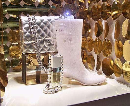 Резиновые сапоги поднимут настроение в дождливый день.