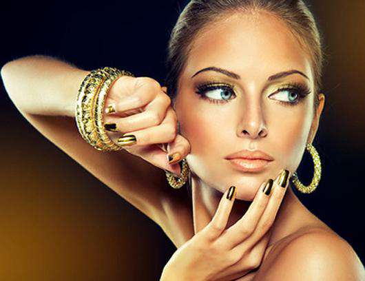 Этой зимой будут модны золотые оттенки лака для ногтей. Фото: Fotolia/PhotoXPress.ru.