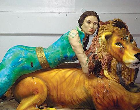 Дженнифер Лопес оседлала льва