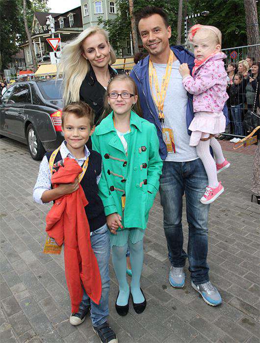 Алексей Серов с семьей.