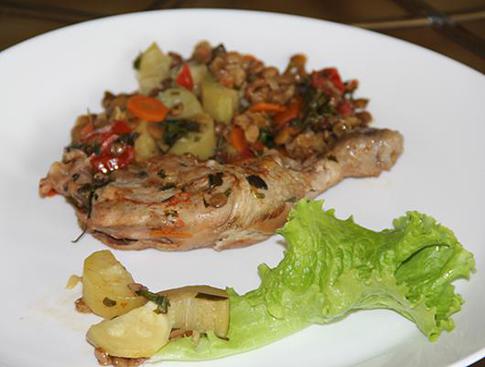 Тушеная курица с чечевицей и овощами