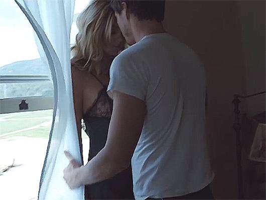 Кадр из видео Хайди Клум и Педро Паскаля. Фото: www.youtube.com.