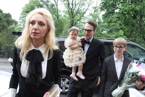 Почему звезды рожают за границей?