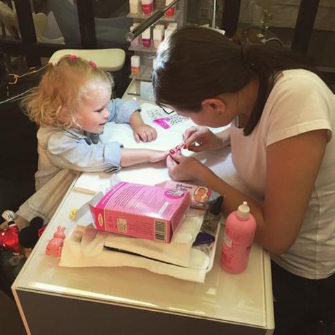 Двухлетняя внучка Бондарчука делает маникюр в салоне красоты