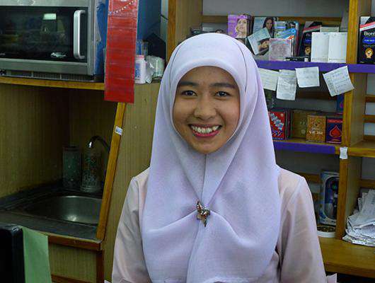 Девушки в хиджабах улыбчивы, хорошо воспитаны и, как правило, знают несколько языков.