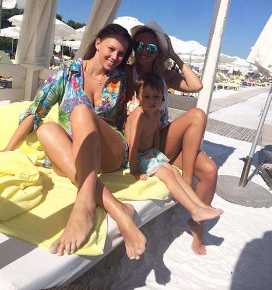 Виктория Лопырева с семьей Дмитрия Диброва. Фото: Twitter.com/@LopyrevaVika.