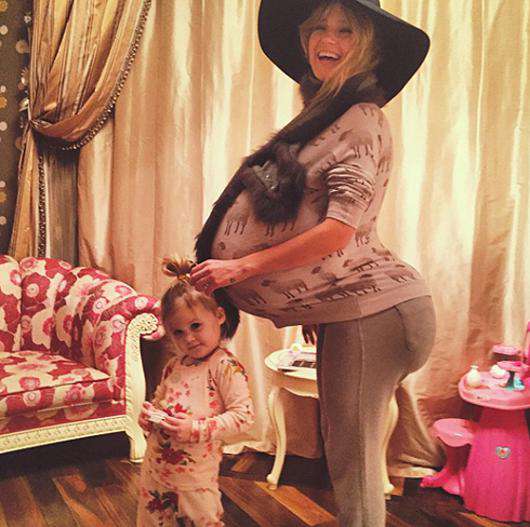 Глюк’oZa играет с дочерью. Фото: Instagram.com/chistyakova_ionova.