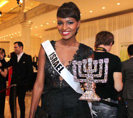 Мисс Израиль выставила на аукцион серебряный подсвечник. Фото: Гертруда Жигарева.