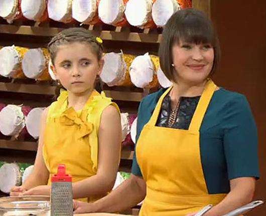 Домохозяйка Галина Зотова и шеф-повар Григорий Рыболов соревнуются в мастерстве приготовления пиццы и салатов.