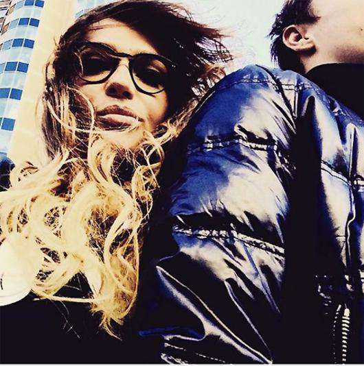 Алена Водонаева со своим загадочным избранником. Фото: Instagram.com/alenavodonaeva.