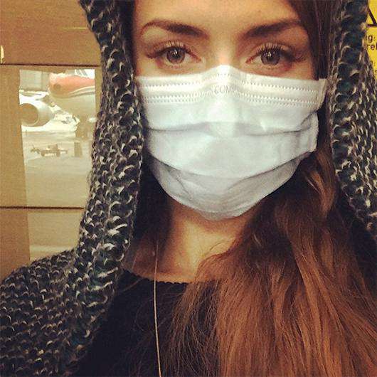 Виктория Боня пытается защититься от Эболы при помощи маски. Фото: Instagram.com/victoriabonya.