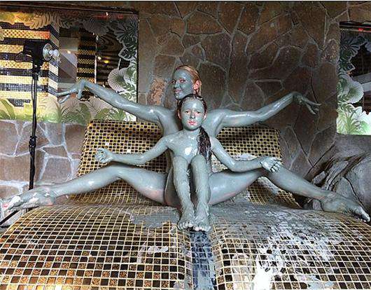 Анастасия Волочкова с дочерью Ариадной. Фото: Instagram.com (@volochkova_art).