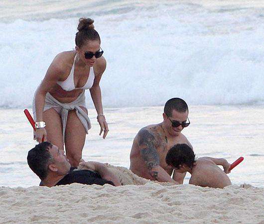 Дженнифер Лопес с детьми и бойфрендом Каспером Смартом на пляже. Фото: Sipa Press/Fotodom.ru. 
